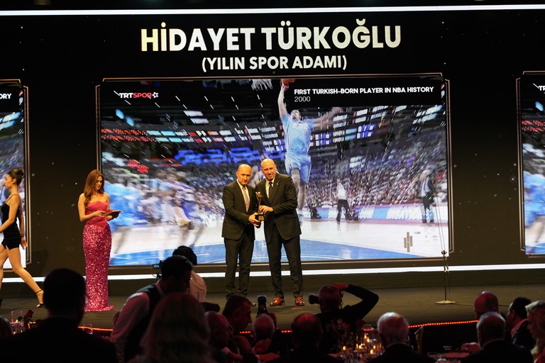 Hidayet Türko�lu :  Türk Basketboluna Ça� Atlatarak �Y�l�n Spor Adam�� Ödülüne Lay�k Görüldü 